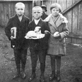Jan Bula s bratrem Antonínem a sestrou Marií o Velikonocích roku 1930 (foto nevlatní bratr Ladislav) 